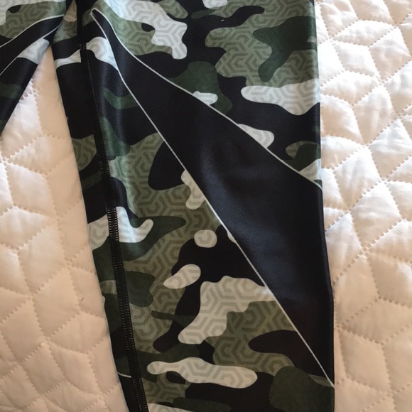 Activewear Camo Design Leggings, Compression fabric One Size Fits Most.Like New. - Picture 5 of 6